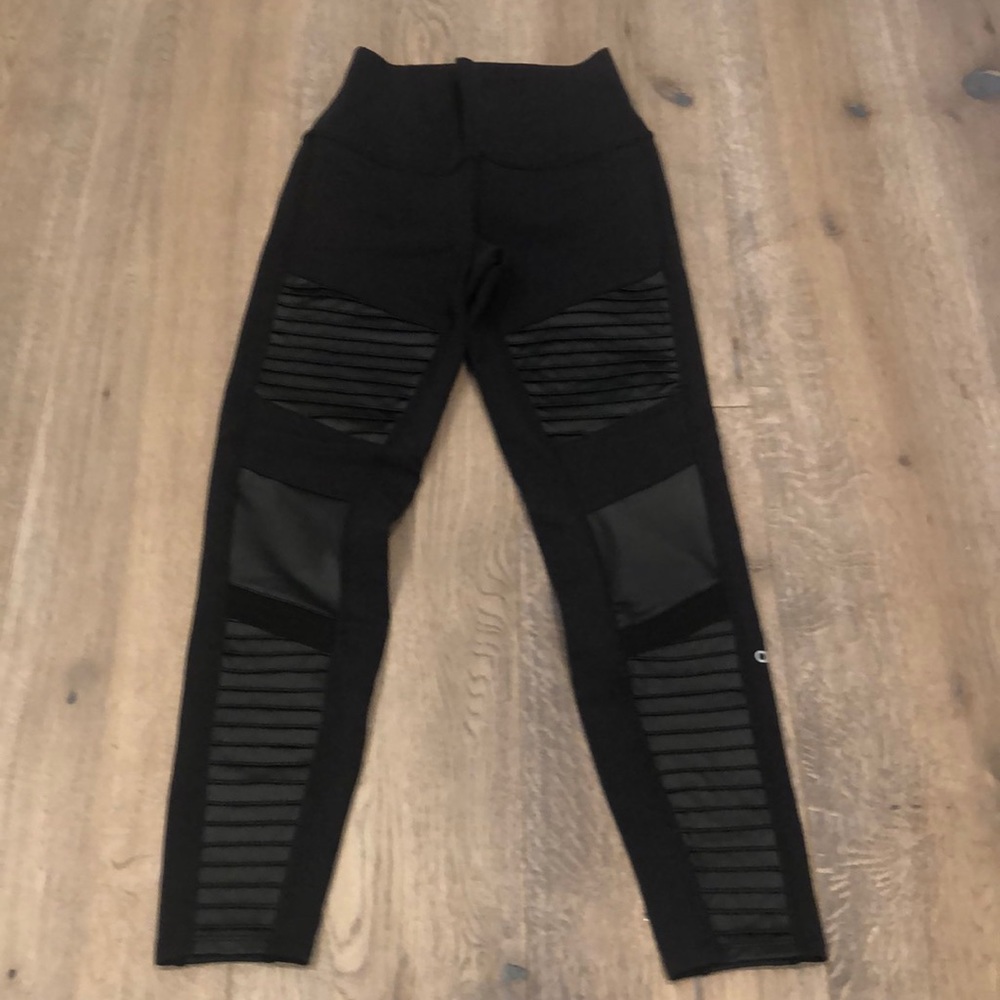 Alo Yoga Black Moto leggings. 7/8. Size small
